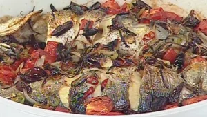 לברק אפוי בעגבניות וזיתים