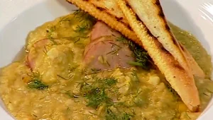 מתכון למרק אפונה עם נקניקיות