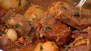 מתכון לתבשיל בקר עם בצל ועגבניות