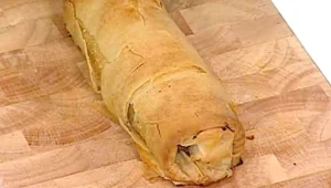 מאפה בצק פילו במילוי בשר טחון