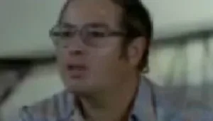 טוביה צפיר מצדיע לבן דמותו ב"הלהקה"