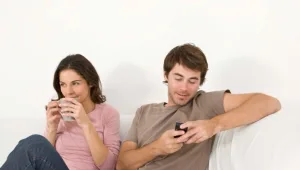 אורלי וגיא: המדריך המלא לגמילה מהסמארטפון