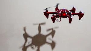 רגעי האימה: במקום לחלק סוכריות - הרחפן התרסק אל תוך קהל