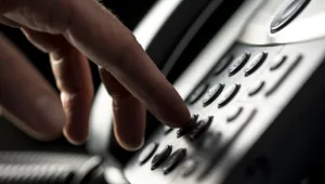 אין גבול לחוצפה: הנוכלים האלו נטפלו לאשה הלא נכונה