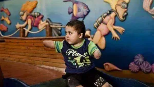 התעמולה הפלסטינאית מציגה: עלילות דם על גבו של פעוט