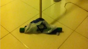הצל נגד האיש ששטף רצפות עם דגל ישראל