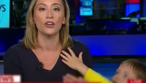 התגעגע לאמא: בנה של המגישה נכנס לאולפן - באמצע שידור • צפו