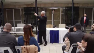 ראש הממשלה מתלונן לבלוגרים: "אני עומד פה כי שם  מטפטף"