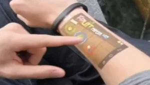 חם וחכם: צמיד מקרן לסמארטפון ומפצל WiFi לטלוויזיה