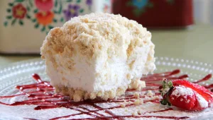 מתכון לעוגת גבינה פירורים ברוטב תותים ופירות יער