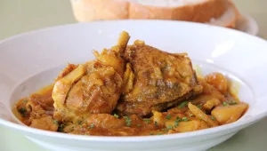 מתכון לתבשיל עוף בכורכום עם תפוחי אדמה