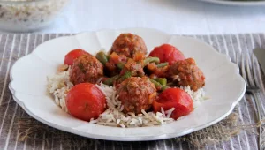 מתכון לקציצות בשר ברוטב עגבניות עם שעועית ירוקה