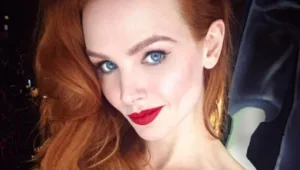 דוגמנית להלבשה תחתונה פתחה חזית: הנעליים שאסור לעלות איתם למטוס