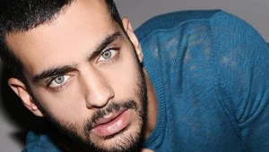 האם ראיתם פעם חנוכיה אנושית מחתיכים בתחתונים כאשר רון אלוף הוא השמש?