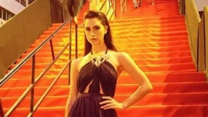 שיר אלמליח מגיעה בשמלת וונדר וומן לשבוע האופנה וגז מדמיע בתיק: "אני הבן אדם הכי פחדן"