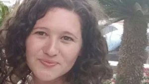 חובה להכיר: צורפת לקוית שמיעה, שמעצבת תכשיטים מדהימים עם מסר בשפת הסימנים