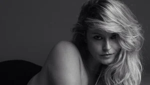 נשים מלאות בפוזות סקסיות על לוח שנה שונה מהרגיל