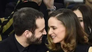 נטלי פורטמן נתפסה ברגעי אהבה בתצוגה של דיור