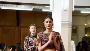 תצוגת אופנה בבית כנסת מסעירה את הרשת