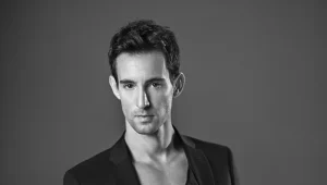 בחולצת פסים: עברי לידר עושה אופנה