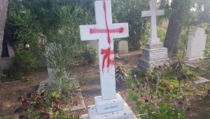 חשד לפשע שנאה בחיפה: מצבות הושחתו בבית העלמין הבריטי