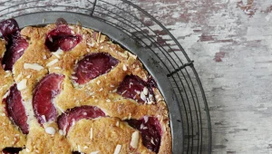 עוגת שזיפים של "לחמים" • מתכון קייצי ומתקתק