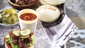 תבשיל בשר מפורק עם לחמניות מאודות