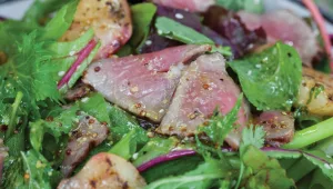 מתכון לסלט ירוק עם סינטה ונקטרינה צלויה