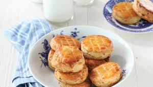 מתכון לפּוֹגָאץ': מאפה הונגרי עם בצל וקימל