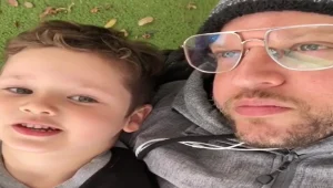 הילד של כולנו: בן השש שגונב את ההצגה לאביו הקומיקאי