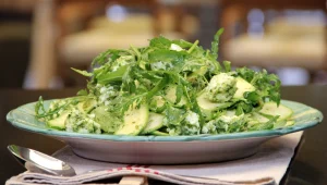 מתכון לסלט קישואים עם מוצרלה ופסטו