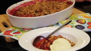 מתכון לקראמבל פירות בציפוי גרנולה