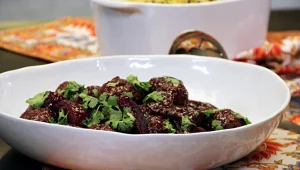 מתכון לכדורי בשר ברוטב סלק לצד אורז עם אטריות