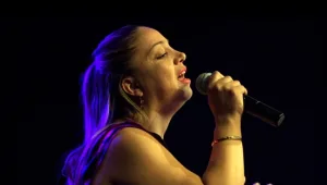 חי ב-LA LA לנד 2: ליאת שרה את לילה אפל