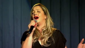 חי ב-LA LA לנד 2: ליאת שרה את Alguna Ves