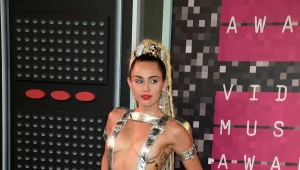 מיילי סיירוס לא לובשת שוב כלום על השטיח האדום בטקס פרסי ה VMA