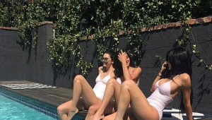 קיילי וקנדל ג'נר פותחות את הקיץ בבגדי ים לבנים