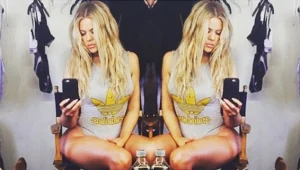 קלואי קרדשיאן חושפת רגליים חטובות