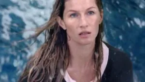 ג'יזל בונדשן בלי איפור בפרסומת לשאנל