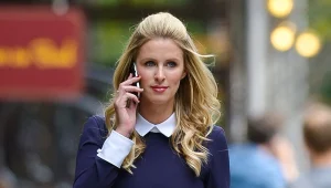 צווארון לבן: שמלות סגורות אך סקסיות