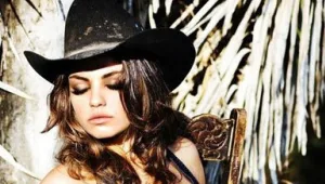 מילה קוניס חוגגת יומולדת בתמונות לוהטות