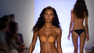 שיהיה לך יום כתום: בגדי ים בגוון זרחני