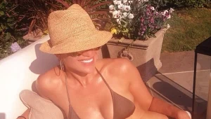 הזמן עצר מלכת: כוכבות מתבגרות בביקיני