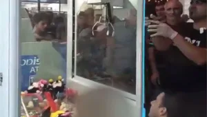 תיעוד: פעוט נלכד בתוך מכונת בובות במסעדה בחולון