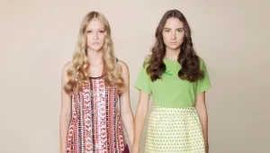 בלי גרביונים: חצאיות לוהטות ברוח העונה