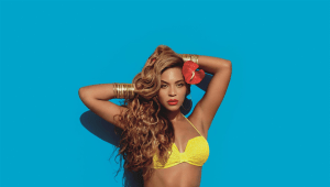 בחורה זוהרת: ביקיני בצבעים זרחניים