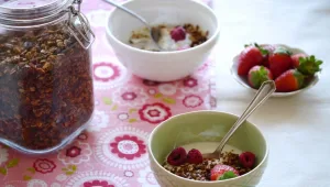 גרנולה ביתית עם יוגורט עיזים