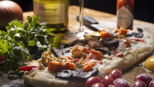 מתכון לפוקצ'ה של ירקות קלויים או עשבי תיבול