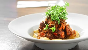 מתכון לתבשיל אסאדו וירקות שורש על מצע ניוקי