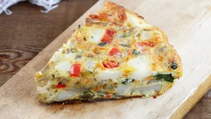 פריטטה של פטריות יער עם עשבי תיבול וירקות חורף